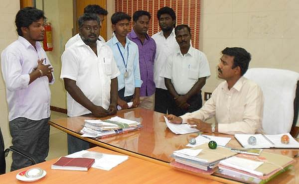 பாதுகாப்பு கேட்டு தலித் மாணவர்கள் சிதம்பரம் உதவிஆட்சிரிடம் மனு!