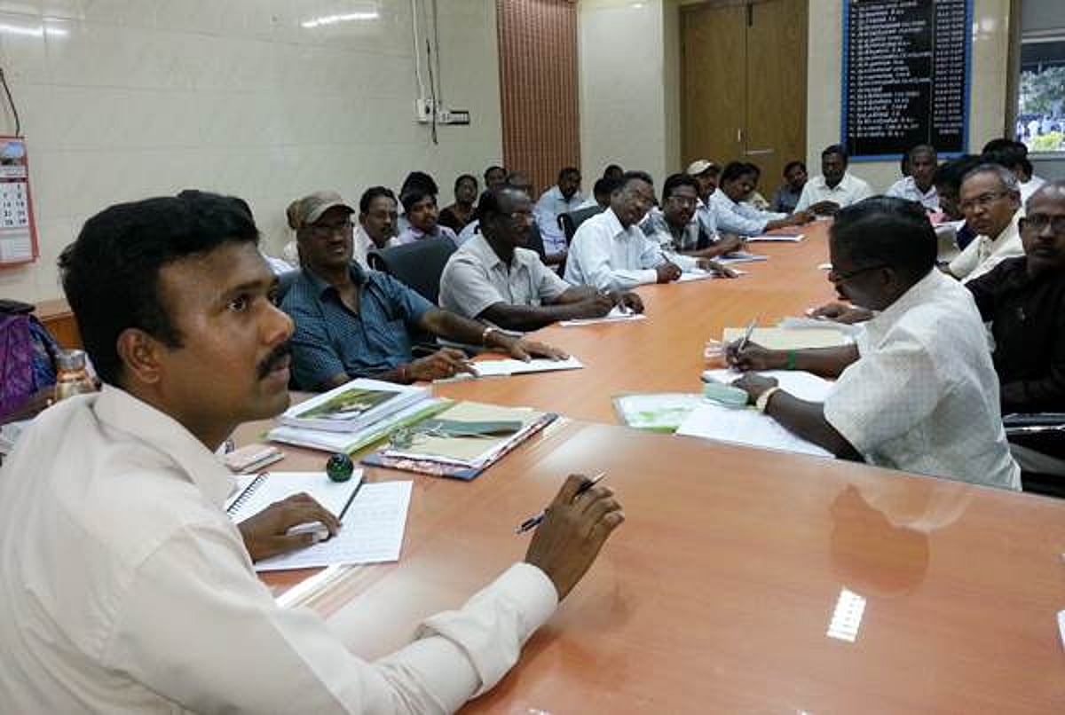 கட்சி கொடிகள், சுவர் விளம்பரங்களை அகற்ற இன்று இறுதிநாள்: மண்டல தேர்தல் அலுவலர்கள் கூட்டத்தில் முடிவு