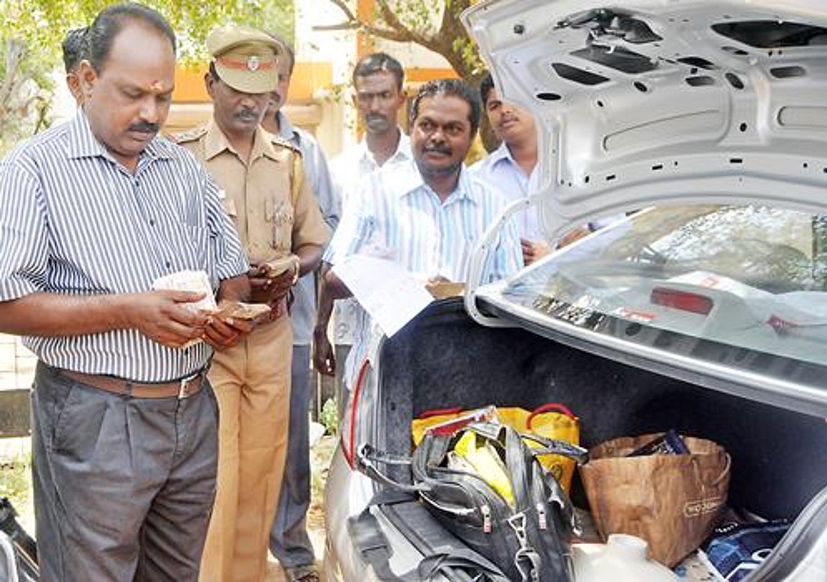 நெல்லை: வாகனச் சோதனையில் ரூ. 1.30 லட்சம் சிக்கியது: ஆவணங்கள் சமர்ப்பித்ததால் ரூ. 2 லட்சம் ஒப்படைப்பு