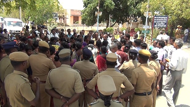 விருதுநகர் அருகே வீடுகள் மீது கல்வீச்சு சம்பவம் தொடர்பாக ஆட்சியர் அலுவலகம் முற்றுகை