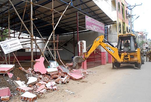 சிதம்பரம் திருப்பாற்கடல் தீர்த்தக்குள ஆக்கிரமிப்பு பலத்த போலீஸ் பாதுகாப்புடன் அகற்றம்!