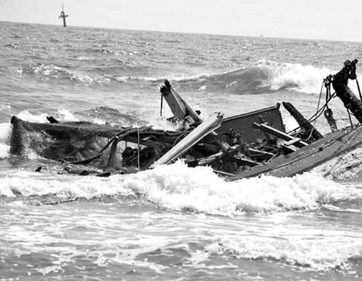 காரைக்காலில் இருந்து கடலுக்குள் மீன்பிடிக்க சென்ற மீனவர் இருவர் மாயம்