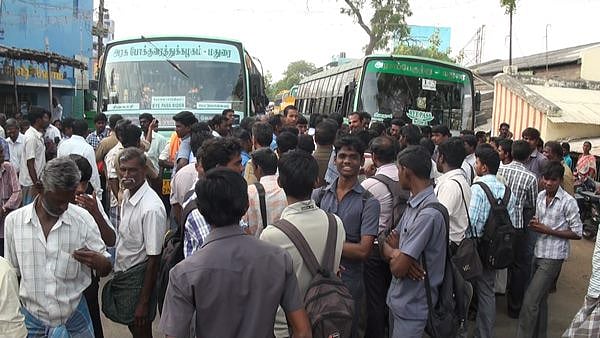 விருதுநகரில் புதுப்பேருந்து நிலையத்திற்கு புறநகர் பேருந்துகளும்வர வலியுறுத்தி பஸ் மறியல் போராட்டம்