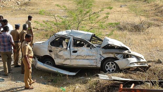 விருதுநகர் அருகே கார் விபத்தில் வழக்குரைஞர் உள்ளிட்ட 3 பேர் சாவு