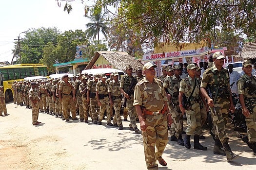 நெல்லைக்கு துணை ராணுவம் வந்தது: பதற்றமான பகுதியில் அணிவகுப்பு
