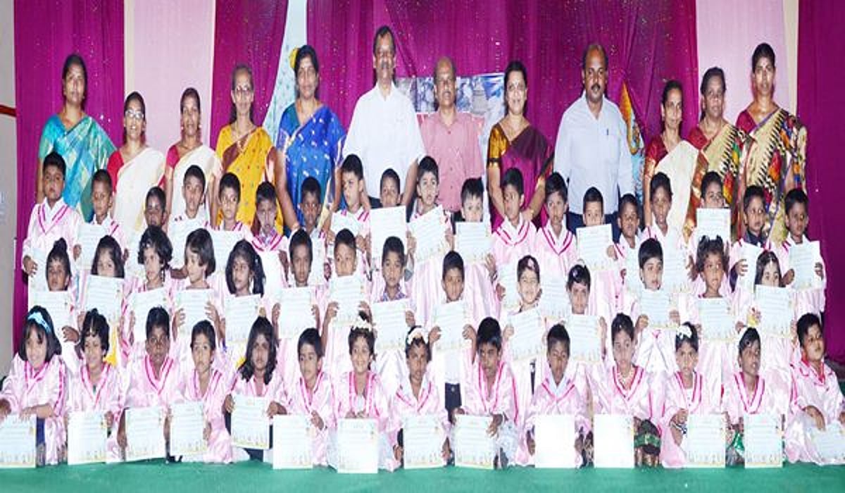 திருச்செந்தூர் காஞ்சி ஸ்ரீ சங்கரா மெட்ரிக் பள்ளியில் மழலையர் பட்டமளிப்பு விழா