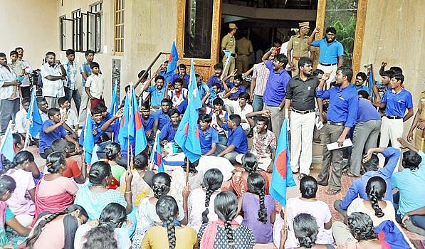 அதிகாரிகள் நெருக்கடியால் துப்புரவு பணியாளர் தற்கொலை: நெல்லை ஆட்சியர் அலுவலகம் முற்றுகை