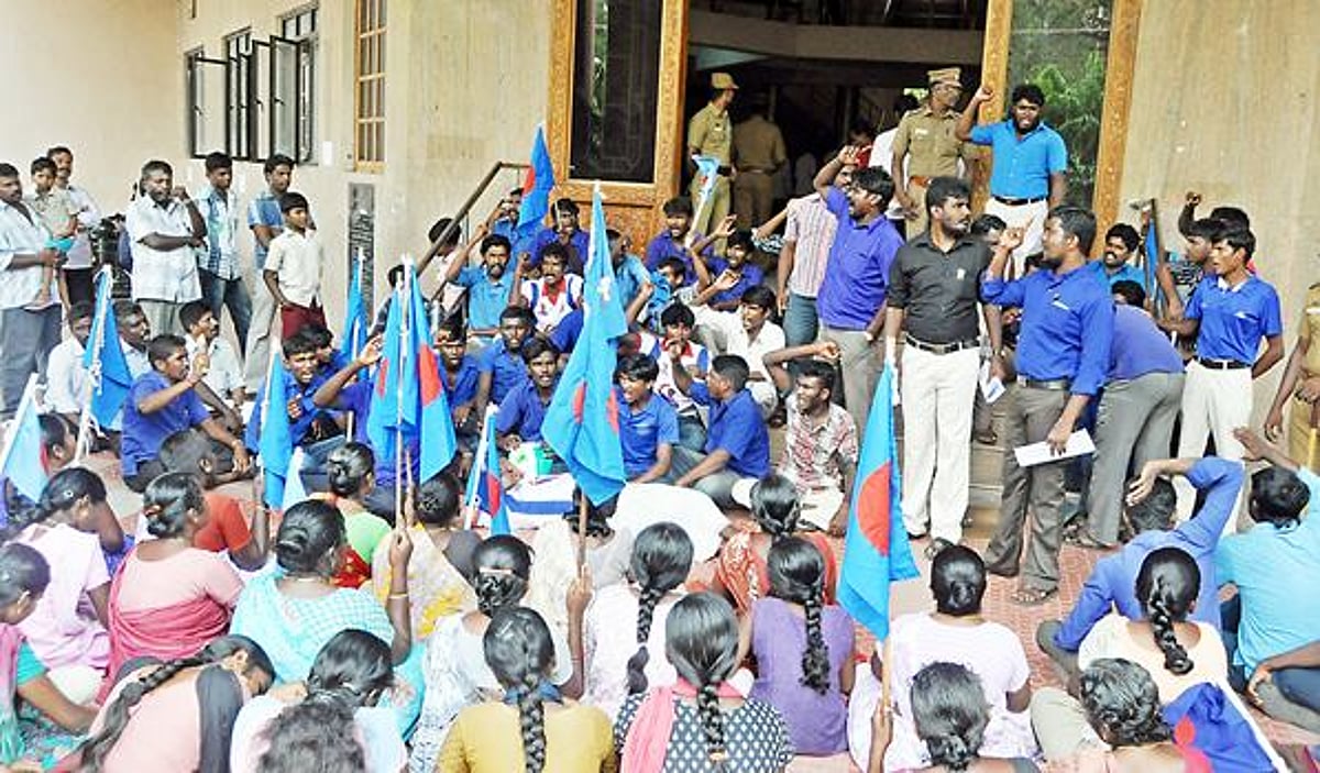 அதிகாரிகள் நெருக்கடியால் துப்புரவு பணியாளர் தற்கொலை: நெல்லை ஆட்சியர் அலுவலகம் முற்றுகை