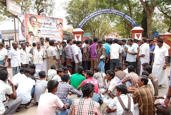 தனியார் பள்ளி பெற்றோர்-ஆசிரியர் கழகத்தினர் ஆர்ப்பாட்டம்