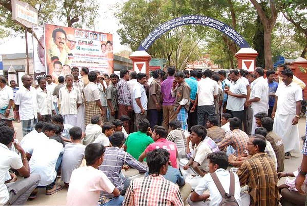 தனியார் பள்ளி பெற்றோர்-ஆசிரியர் கழகத்தினர் ஆர்ப்பாட்டம்