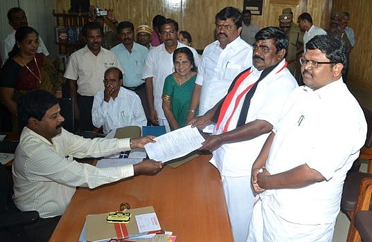 விருதுநகர்: அமைச்சர் எம்.எல்.ஏக்களுடன் வந்து அதிமுக வேட்பாளர் மனு தாக்கல் 