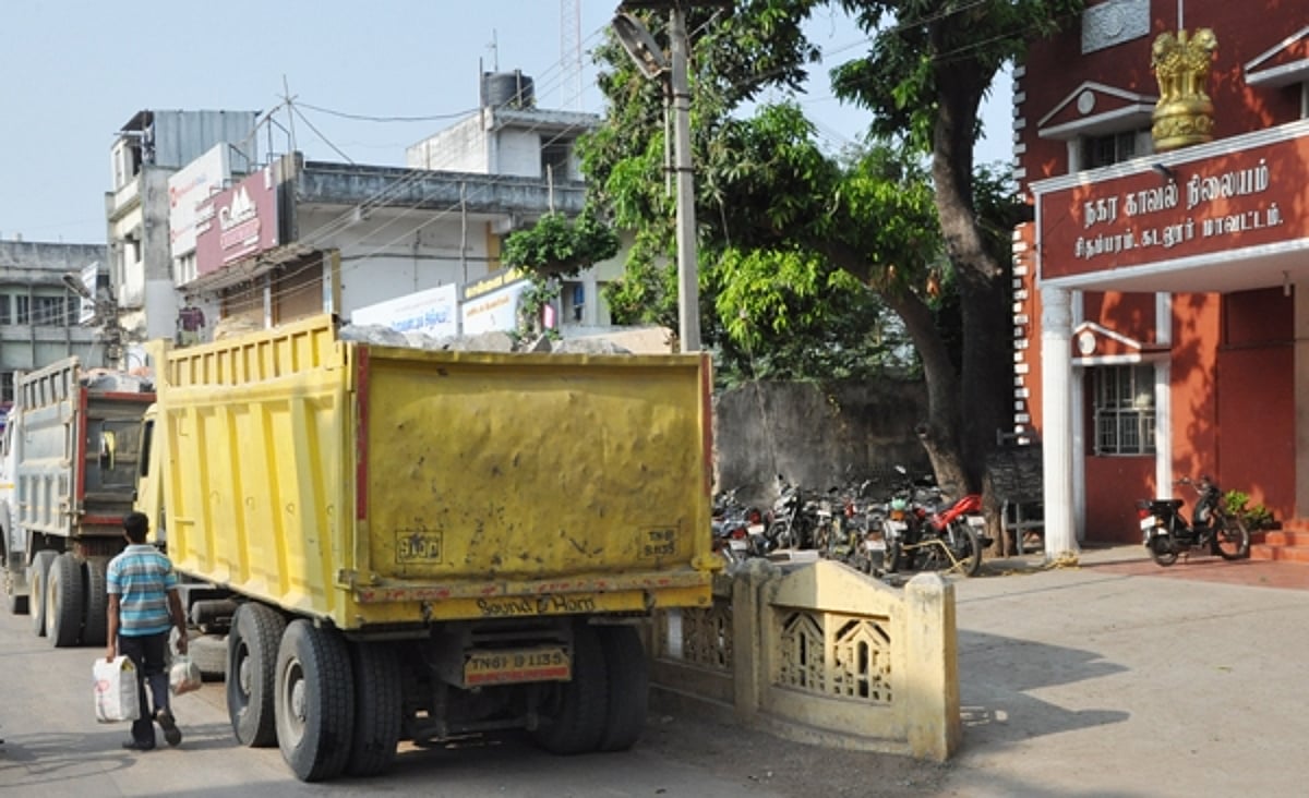 சிதம்பரத்தில் கருங்கற்கள் ஏற்றிச் சென்ற இரு லாரிகள் பறிமுதல்!