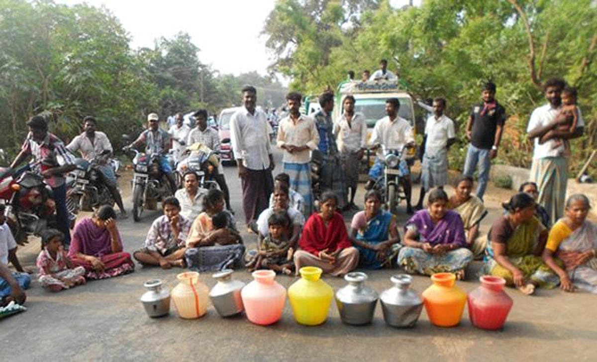 குடிநீர் கோரி சாலைமறியலில் ஈடுபட்ட மக்கள்!