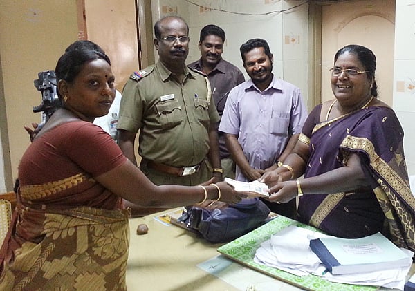 சிதம்பரம் அருகே காங்கிரஸ் பிரமுகரிடம் ரூ.2.52 லட்சம் பணம் பறிமுதல்