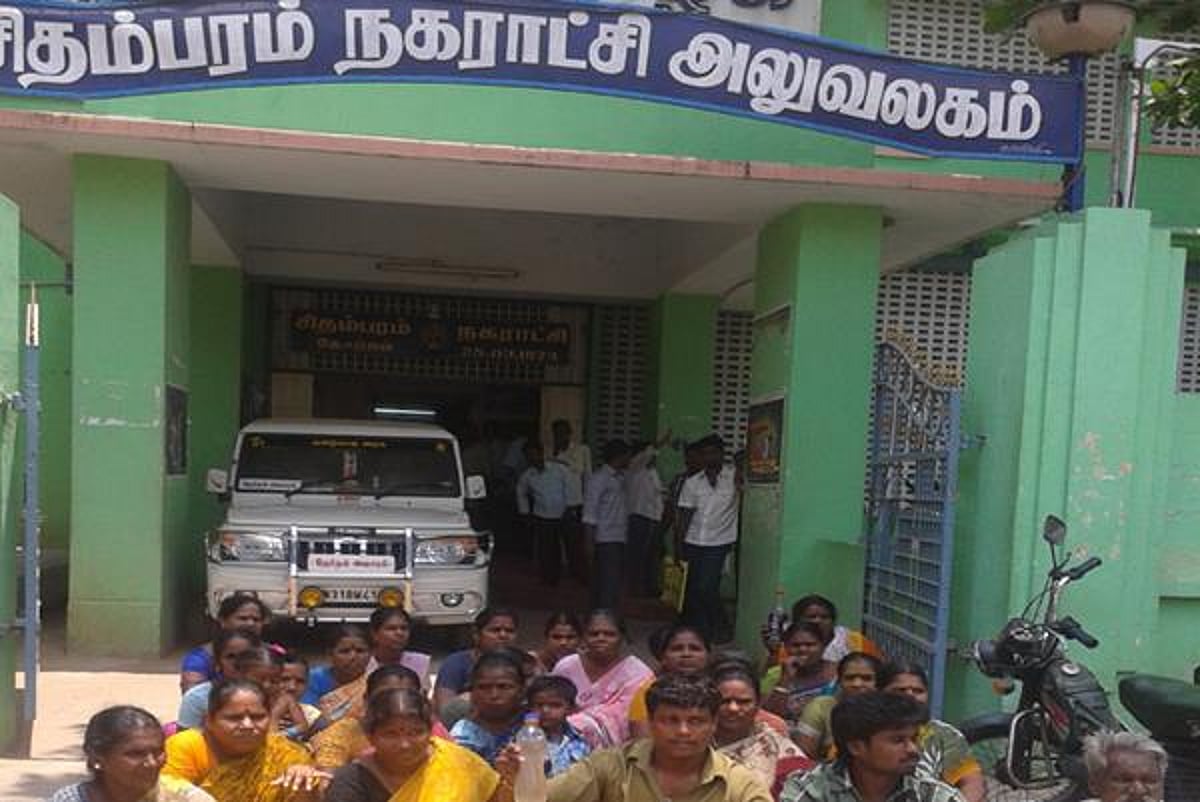 சுகாதாரமான குடிநீர் கோரி நகராட்சி அலுவலகத்தை முற்றுகையிட்ட மக்கள்