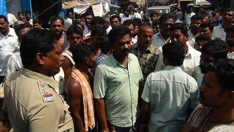 போலீஸாரை கண்டித்து காய்கறி வியாபாரிகள் மறியல் போராட்டம்