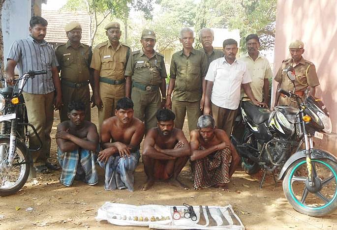 ஸ்ரீவிலி. காப்புக் காட்டில் வேட்டையாடச் சென்ற நால்வர் கைது: நாட்டு வெடிகுண்டுகள் பறிமுதல்