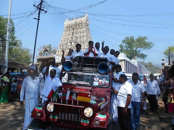 அதிமுக, காங்கிரஸ் வேட்பாளர்கள் வாக்குசேகரிப்பு