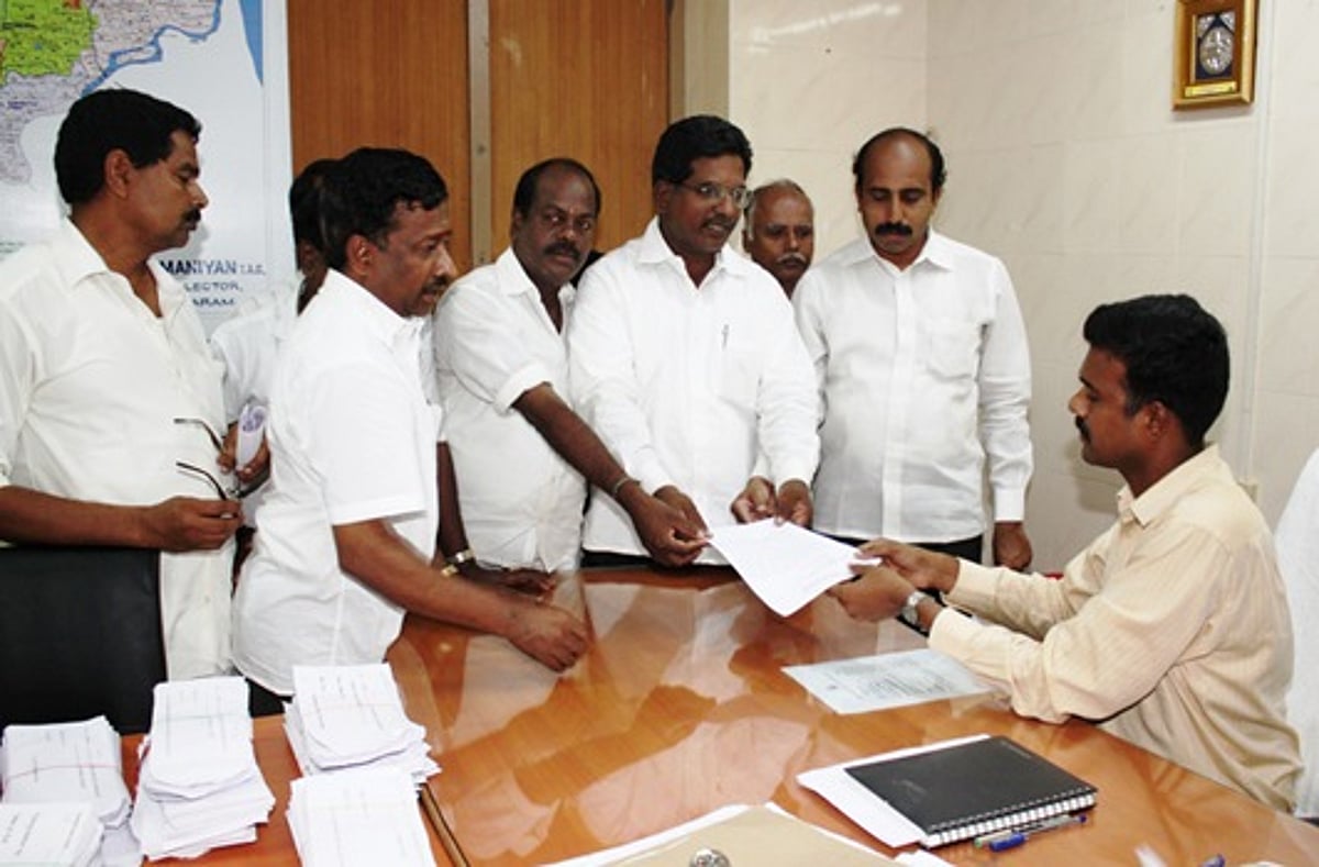 அதிமுகவினர் ஓட்டுக்கு பணம் அளிப்பதாக பாஜக கூட்டணி கட்சிகள் புகார்