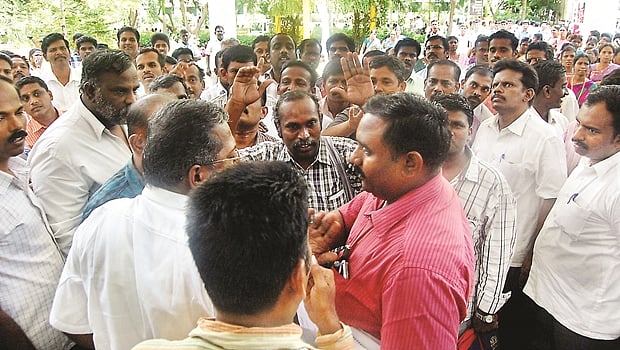 நெல்லை: தேர்தல் பயிற்சி மையத்தில் ஆசிரியர்கள் திடீர் ஆர்ப்பாட்டம்