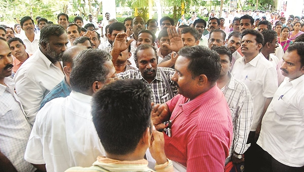 நெல்லை: தேர்தல் பயிற்சி மையத்தில் ஆசிரியர்கள் திடீர் ஆர்ப்பாட்டம்