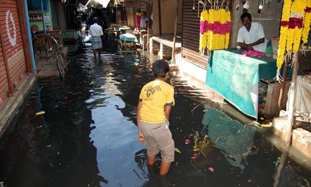 கடலூர் பான்பரி மார்க்கெட் கடைகளுக்குள் புகுந்த சாக்கடை கழிவு நீர்: வியாபாரிகள் அவதி