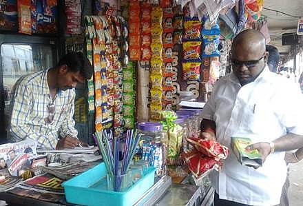 சிதம்பரம் பஸ்நிலைய கடைகளில் உணவு பாதுகாப்பு அதிகாரி திடீர் சோதனை