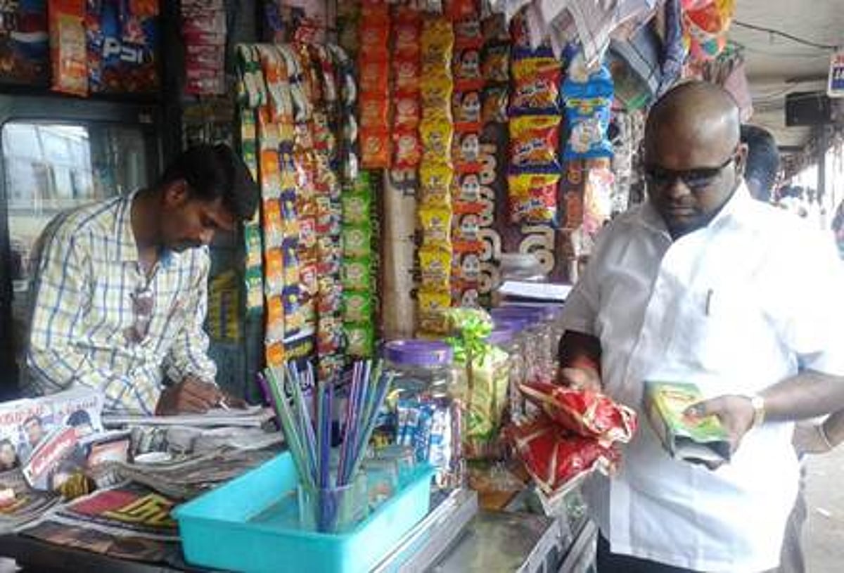 சிதம்பரம் பஸ்நிலைய கடைகளில் உணவு பாதுகாப்பு அதிகாரி திடீர் சோதனை