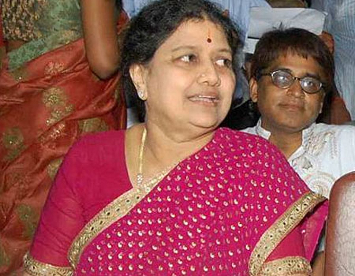 தேர்தல் நேர பிரார்த்தனை : தேங்காய் மாலை கட்டி சசிகலா வழிபாடு