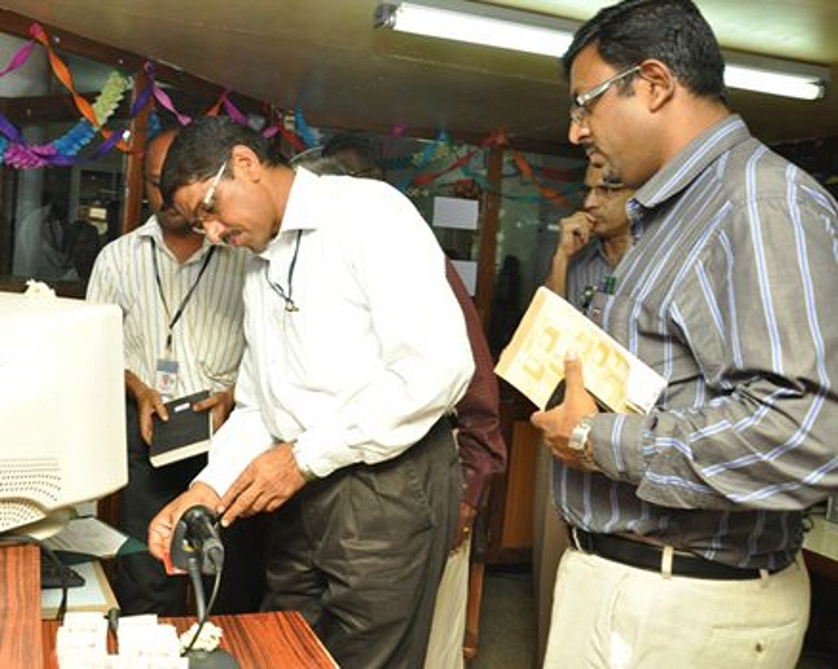 கணினி முறையில் நூல் வழங்கும் முறை: பல்கலை. நிர்வாகி ஷிவ்தாஸ்மீனா தொடங்கி வைத்தார்