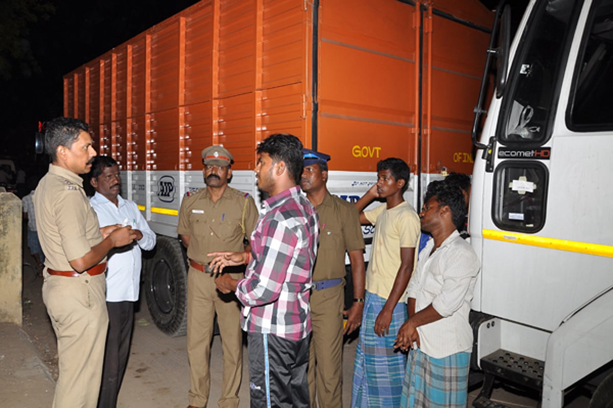சிதம்பரம் அருகே 2 கண்டெய்னர் லாரியில் வந்த ரூ.1 கோடி சில்லரை நாணயங்கள் பறிமுதல்