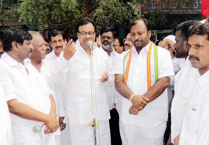 வெயில் தாக்கம்: ஒரே நிமிடத்தில் பேச்சை முடித்த ஈ.வி.கே.எஸ். இளங்கோவன் மீது தொண்டர்கள் அதிருப்தி