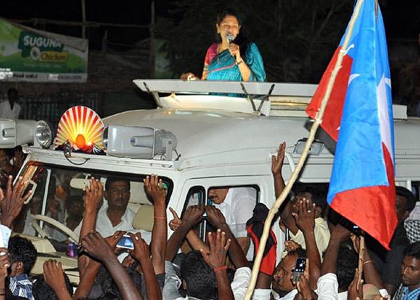 அதிமுக ஆட்சியில் மின்சாரம், குடிநீர் கிடையாது: கனிமொழி எம்பி குற்றச்சாட்டு