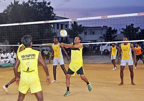 வாலிபால் போட்டி: வைகோ விளையாடிய அணி வெற்றி