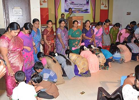 அன்னையர்தினம்: அன்னையர்களுக்கு பாதபூஜை!