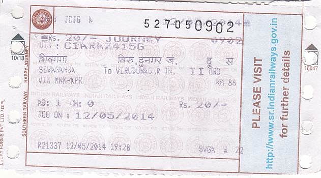 நிலையத்தைக் கடந்து சென்ற ரயிலுக்கு பயணச்சீட்டு வினியோகம் 