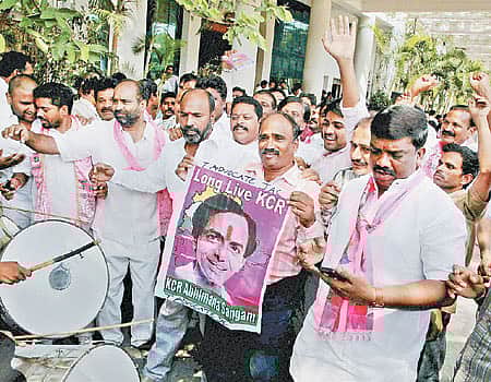 தெலங்கானாவில் 12 காங்கிரஸ் எம்எல்ஏக்கள் டிஆர்எஸ் கட்சியில் இணைய முடிவு