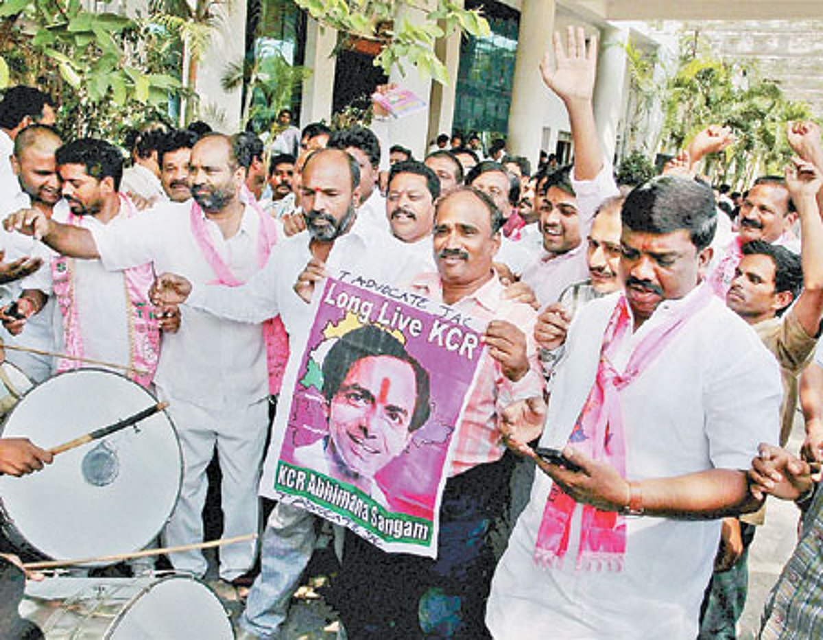 தெலங்கானாவில் 12 காங்கிரஸ் எம்எல்ஏக்கள் டிஆர்எஸ் கட்சியில் இணைய முடிவு