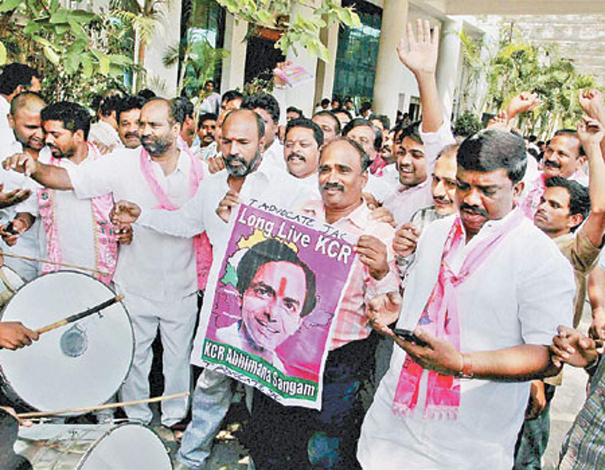 தெலங்கானாவில் 12 காங்கிரஸ் எம்எல்ஏக்கள் டிஆர்எஸ் கட்சியில் இணைய முடிவு