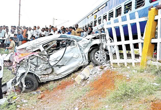 நெல்லை அருகே ஆளில்லாத கிராசிங்கில் கார் மீது ரயில் மோதல்: 3 பெண்கள் சாவு