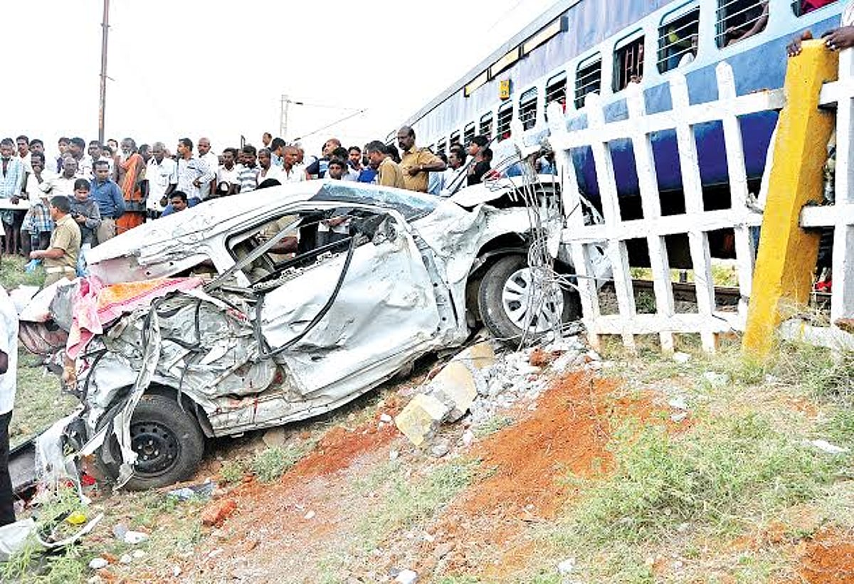 நெல்லை அருகே ஆளில்லாத கிராசிங்கில் கார் மீது ரயில் மோதல்: 3 பெண்கள் சாவு