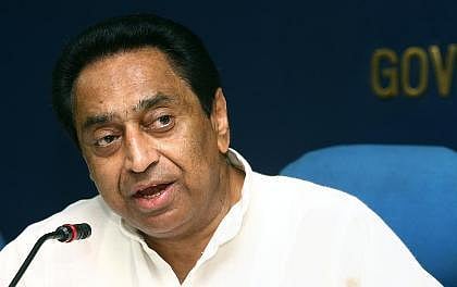 கேமராவில் சிக்கிய காட்சி: கமல்நாத்துக்கு ஷூ அணிவித்து விடும் காங்கிரஸ் எம்எல்ஏ