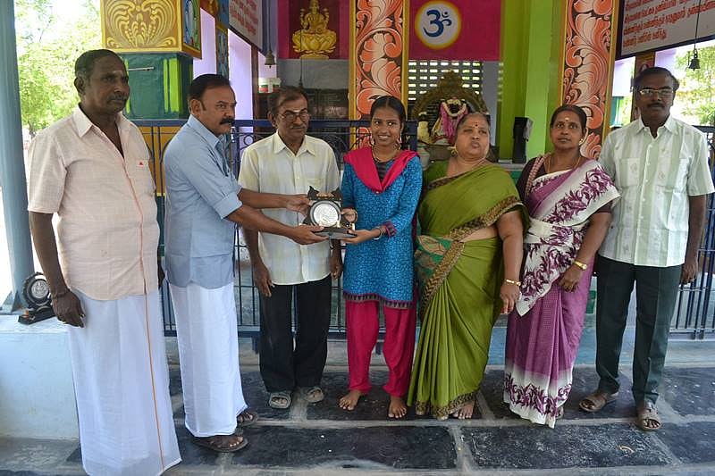 மாநில அளவில் முதலிடம் பெற்ற மூக்குப் பொடி வியாபாரியின் மகள்