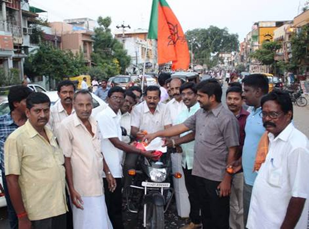 மோடி பிரதமர் பதவிஏற்பு: சிதம்பரத்தில் வெடி, வெடித்து கொண்டாடிய பாஜகவினர்