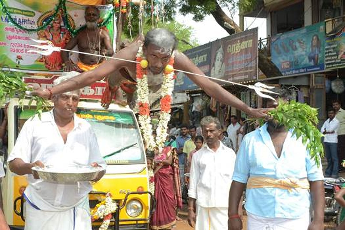 திருவரங்குளம் ஸ்ரீபிடாரி அம்மன் கோவிலில் பறவைக்காவடி