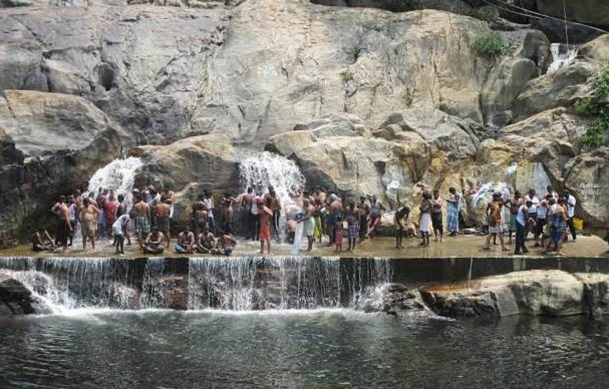 மணிமுத்தாறு, பாபநாசம் அருவிகளில் சுற்றுலாப் பயணிகள் ஆனந்த குளியல்