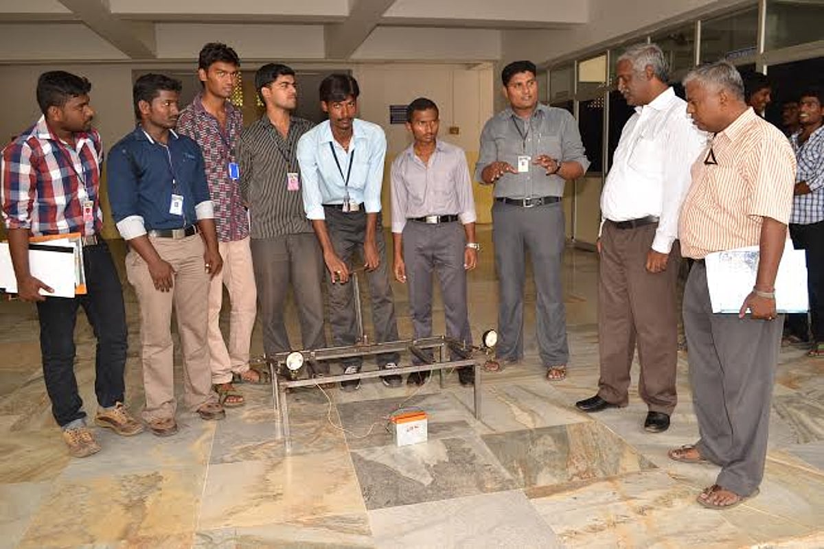 பேருந்து சக்கரம் திரும்புவதற்கேற்ப முகப்பு விளக்கும் திரும்பி வெளிச்சம் தரும் கண்டுபிடிப்பு: கலசலிங்கம் மாணவர்கள் சாதனை