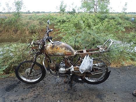 சிதம்பரம் அருகே சாலையோரம் தீவைத்து எரித்த நிலையில் மோட்டார் சைக்கிள்: போலீஸார் விசாரணை