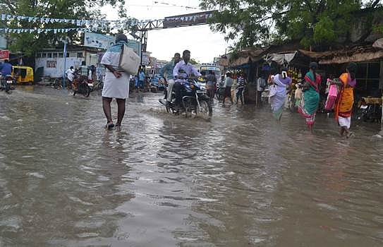 விருதுநகர் பகுதியில் பெய்த மழையால் சாலையில் தேங்கிய கழிவு நீர்