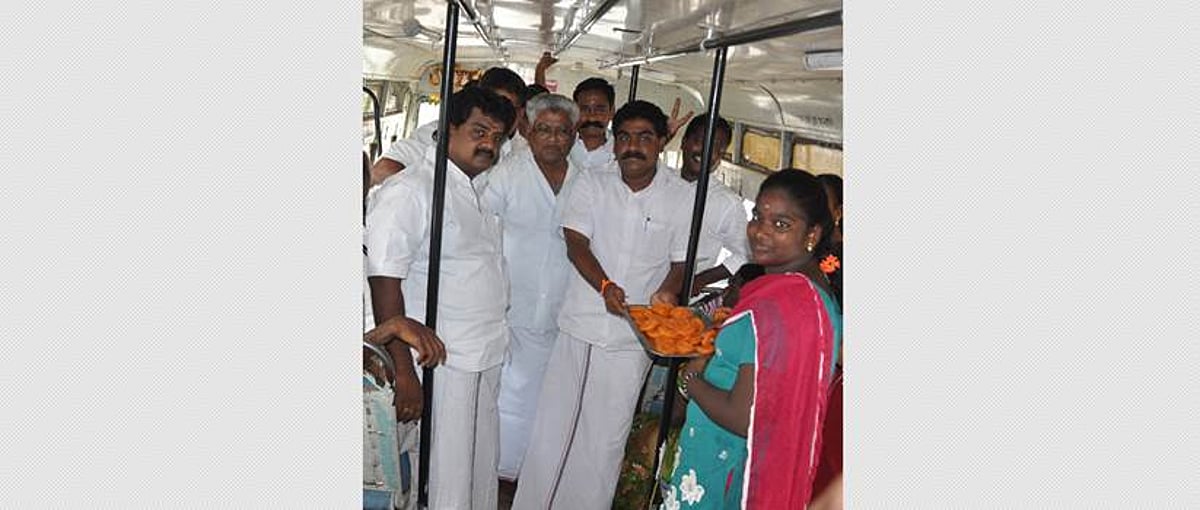 முல்லைபெரியாறு அணை தீர்ப்பு: சிதம்பரத்தில் வெடி, வெடித்து இனிப்பு வழங்கி கொண்டாடிய அதிமுகவினர்